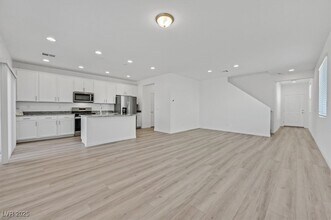 8124 Rockflower St in Las Vegas, NV - Building Photo - Building Photo