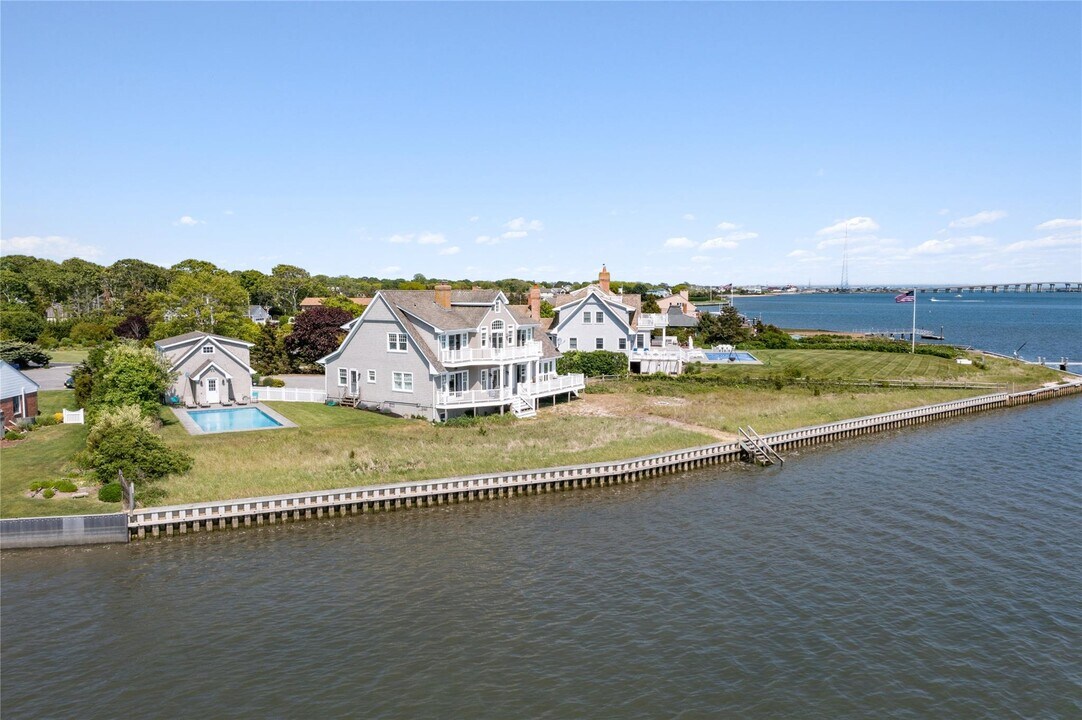 36 Oak Ln in Hampton Bays, NY - Building Photo