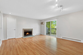 151 Shelter Rock Rd in Danbury, CT - Building Photo - Building Photo