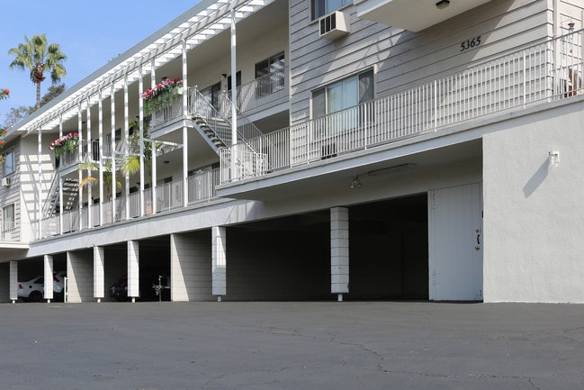 Villa Knolls Apartments