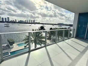 17111 Biscayne Blvd in Aventura, FL - Building Photo - Building Photo