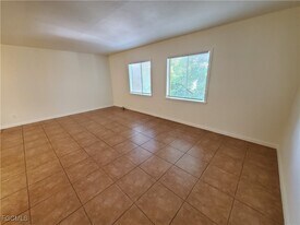 2366 E Mall Dr in Ft. Myers, FL - Building Photo