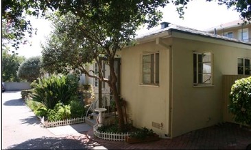 1717 Chapala St in Santa Barbara, CA - Foto de edificio - Building Photo