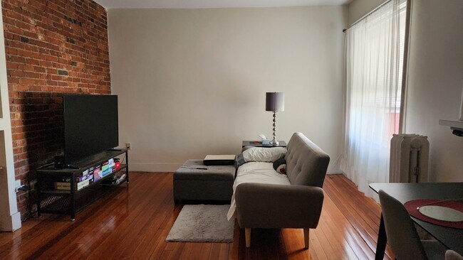457 Washington St, Unit 3 in Newton, MA - Foto de edificio - Building Photo