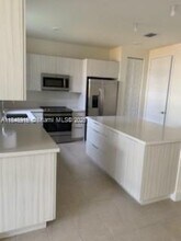 8109 NW 105th Ave in Doral, FL - Foto de edificio - Building Photo