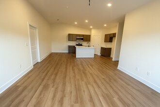 3803 S Bluelake Ct in Wichita, KS - Foto de edificio - Building Photo