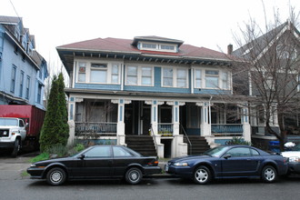 2221-2227 NW Hoyt St in Portland, OR - Building Photo - Building Photo