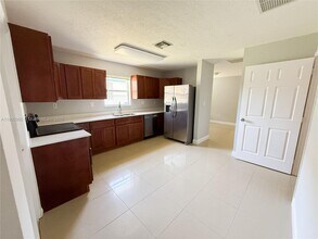 181 NE 35th Ct in Oakland Park, FL - Building Photo - Building Photo