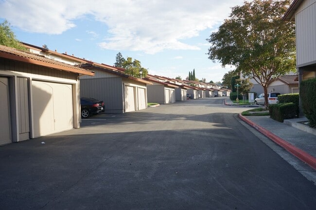 547 Tawny Dr in Pleasanton, CA - Building Photo - Building Photo