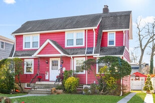 1083 Hunter Ave in Pelham, NY - Building Photo