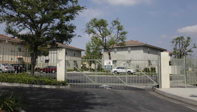 Redwood Terrace in Fontana, CA - Foto de edificio - Building Photo