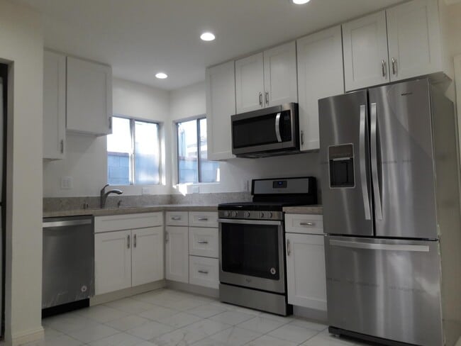 512 N Lucia Ave in Redondo Beach, CA - Foto de edificio - Building Photo
