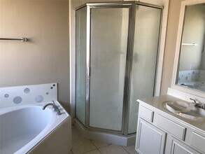 13910 Fraser Lake Ln in Houston, TX - Foto de edificio - Building Photo