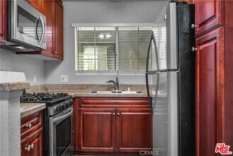 5565 Canoga Ave in Los Angeles, CA - Building Photo - Building Photo