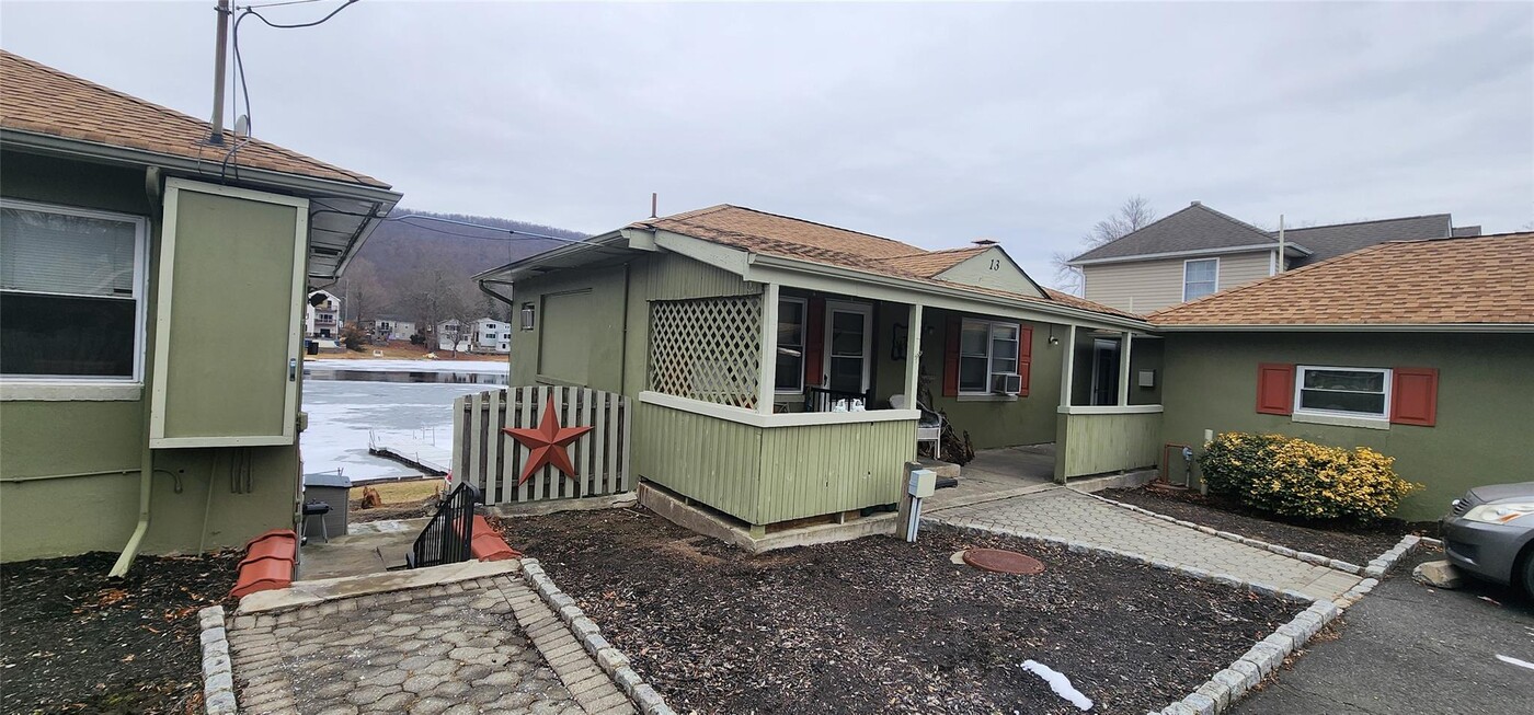 13 Shore Ave in Greenwood Lake, NY - Building Photo