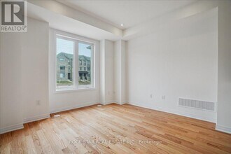 3264 Sixth Line in Oakville, ON - Building Photo - Building Photo