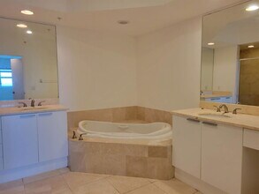 15051 Royal Oaks Ln in North Miami, FL - Building Photo - Building Photo