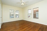 511 W Gray St photo'