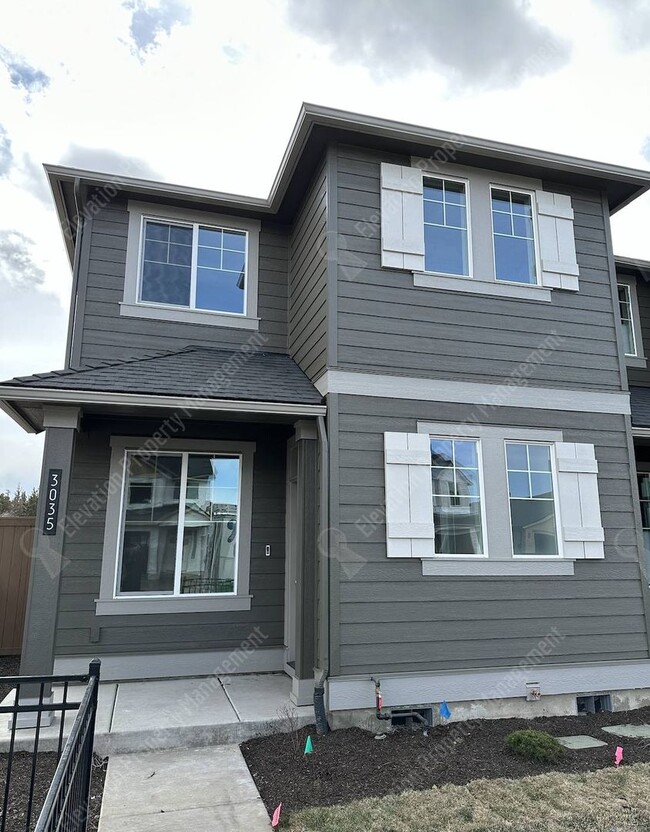 3035 NE Red Jasper Pl