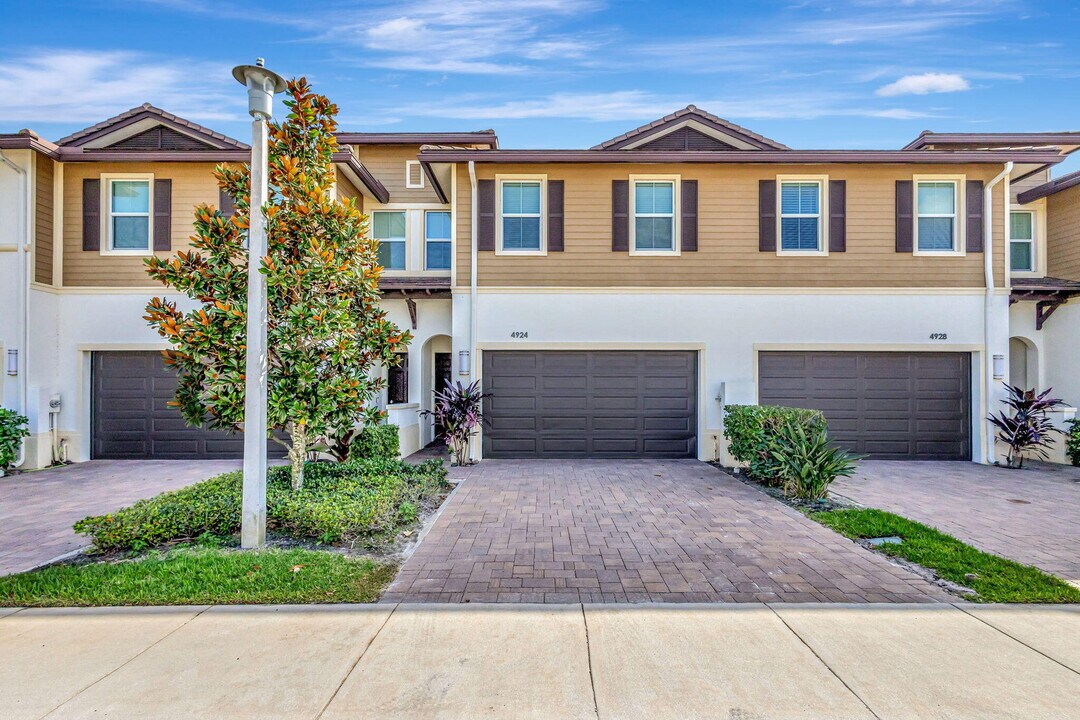 4924 Pointe Midtown Way in Palm Beach Gardens, FL - Building Photo