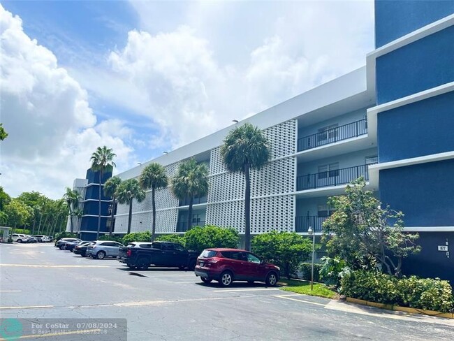 877 NE 195th St in Miami, FL - Building Photo - Building Photo