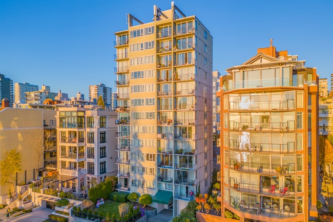 Beachview Towers in Vancouver, BC - Building Photo - Building Photo