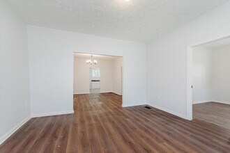 Completely renovated 2BR/1BA single family home minutes from Downtown Indy! in Indianapolis, IN - Building Photo - Building Photo