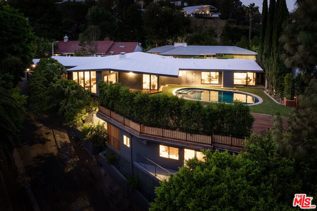2247 Chelan Pl in Los Angeles, CA - Foto de edificio