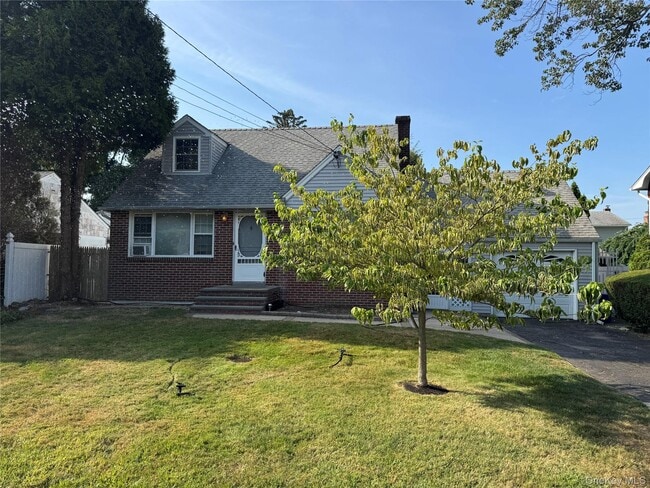 29 Dorchester St in Huntington Station, NY - Building Photo - Building Photo
