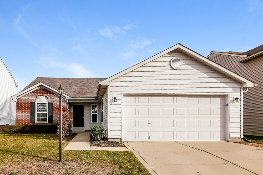 1495 Egret Ln in Greenwood, IN - Building Photo