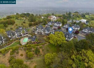 121 Haslemere Ct in Lafayette, CA - Foto de edificio - Building Photo