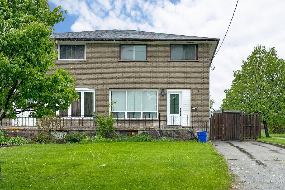 98 Durham St in Oshawa, ON - Building Photo