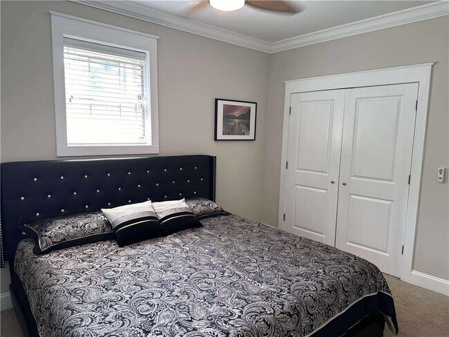 1210 Oakfield Dr SE in Atlanta, GA - Foto de edificio - Building Photo