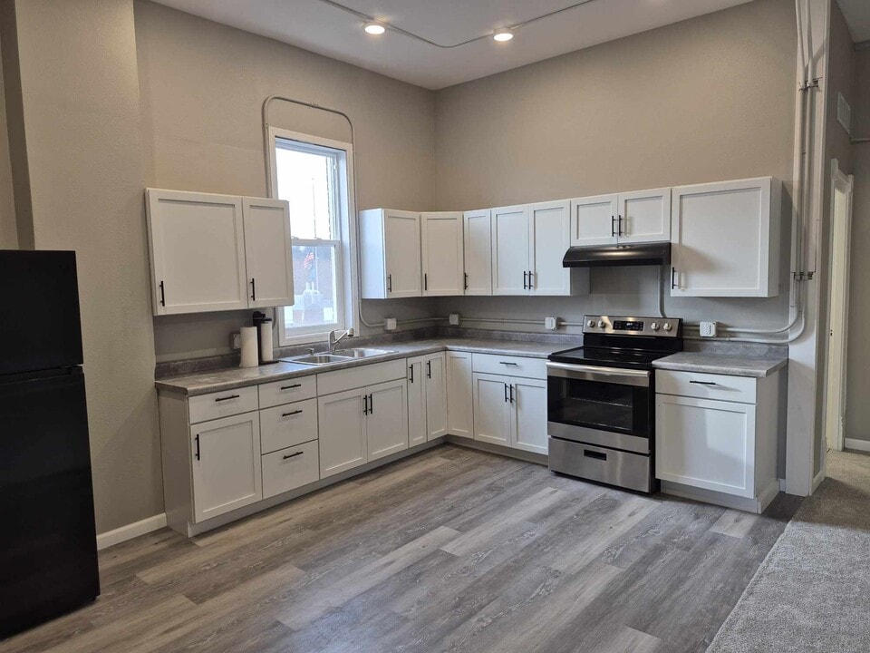 19 W Central St, Unit 3 in Chippewa Falls, WI - Building Photo