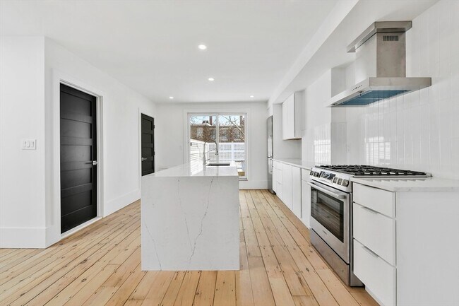 31 Pleasant St, Unit 3 in Boston, MA - Foto de edificio - Building Photo