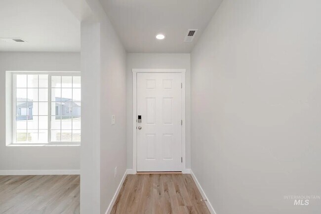 812 Strike Eagle St in Mountain Home, ID - Building Photo - Building Photo