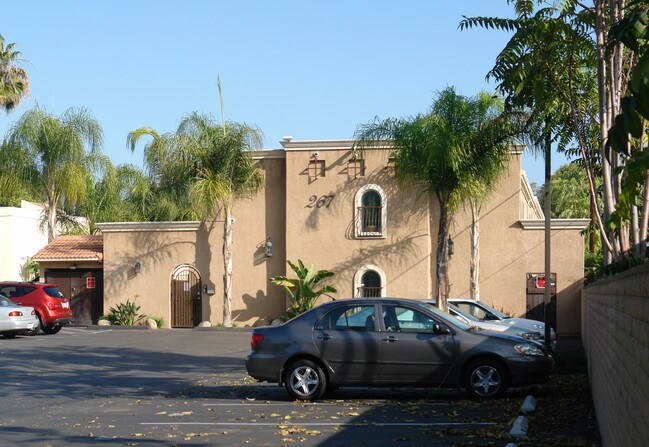267 S Mollison Ave in El Cajon, CA - Foto de edificio - Building Photo