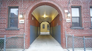 2502 E 19th St in Brooklyn, NY - Foto de edificio - Building Photo