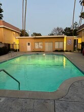 10007 Sepulveda Blvd, Unit D in Mission Hills, CA - Foto de edificio - Building Photo