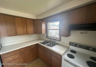 230 New Mallery Pl in Wilkes-Barre, PA - Building Photo - Building Photo