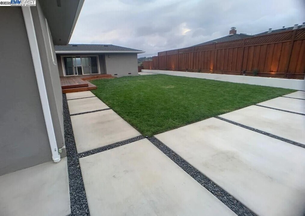 2330 Harborview Dr in San Leandro, CA - Building Photo