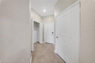 2898 Blossom Wy in Naples, FL - Foto de edificio - Building Photo