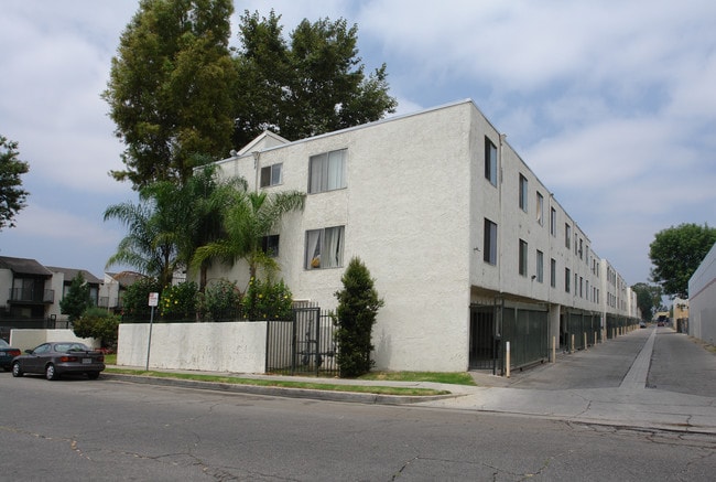 International Village Apartments in Canoga Park, CA - Building Photo - Building Photo