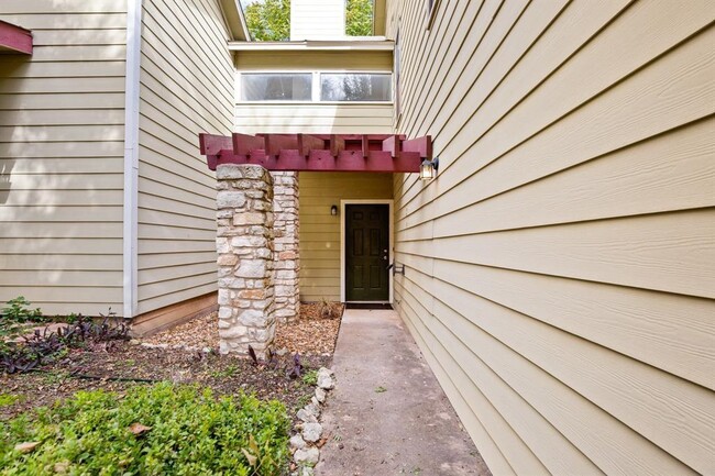 512 Eberhart Ln in Austin, TX - Building Photo - Building Photo