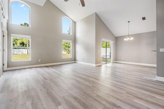 643 Somerstone Dr in Valrico, FL - Building Photo - Building Photo