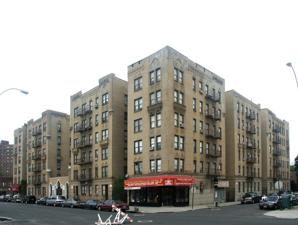 Starling Gardens in Bronx, NY - Building Photo