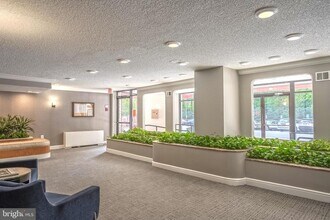 2500 N Van Dorn St in Alexandria, VA - Building Photo - Building Photo