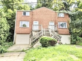 2020 Lindsay Rd in Pittsburgh, PA - Building Photo