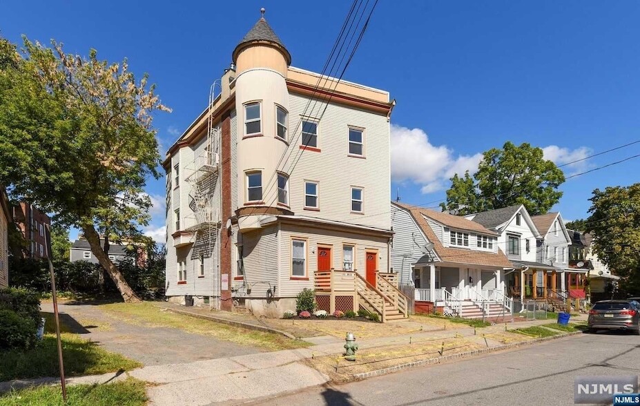 41 Mission St, Unit Third Fl in Montclair, NJ - Building Photo