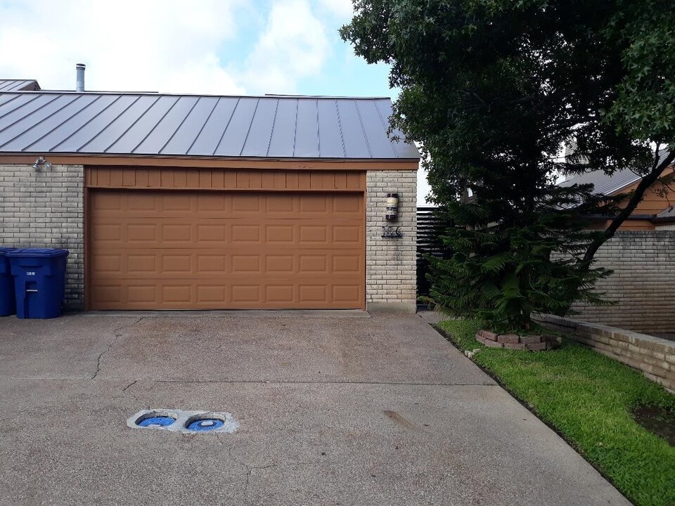 106 Martingale in Laredo, TX - Building Photo